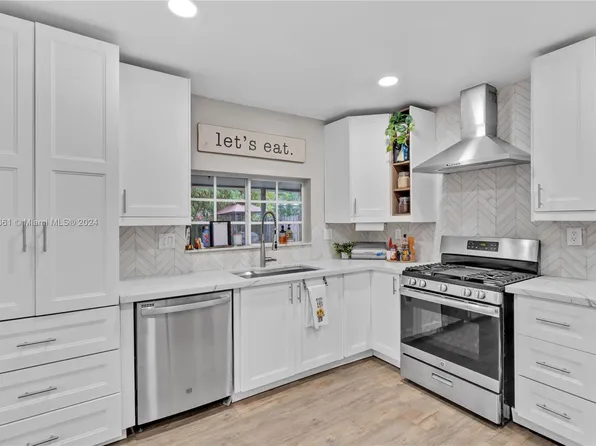 8590 NW 10th St, Pembroke Pines, FL 33024