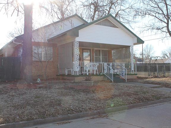3rd image of 402 E Chadick Ave