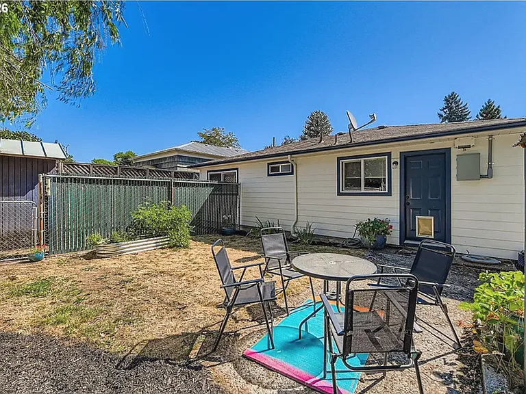 1643 NE 74th Ave — Photo 30