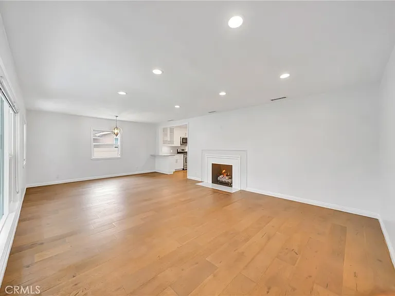 4833 Longridge Ave — Photo 9