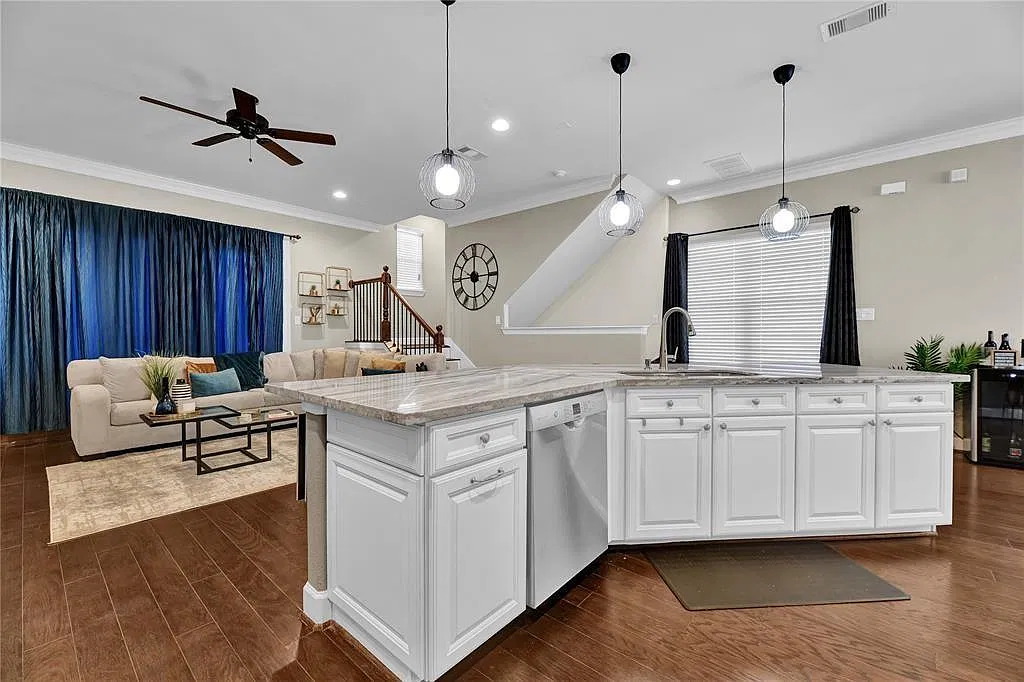3 bed, 3.0 bath, 2438 sqft, $2,950 — Photo 4