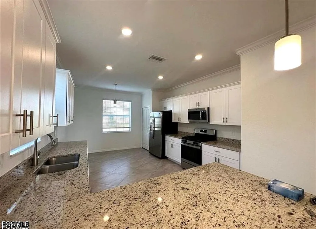 3 bed, 2.0 bath, 1677 sqft, $2,300 — Photo 3