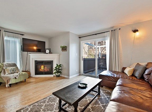 3rd image of 1221 N Damen Ave
