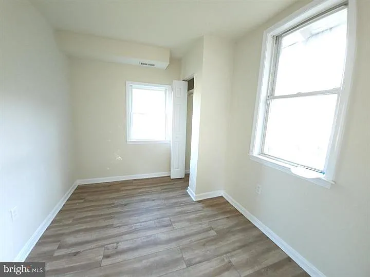 5023 Emo St — Photo 8