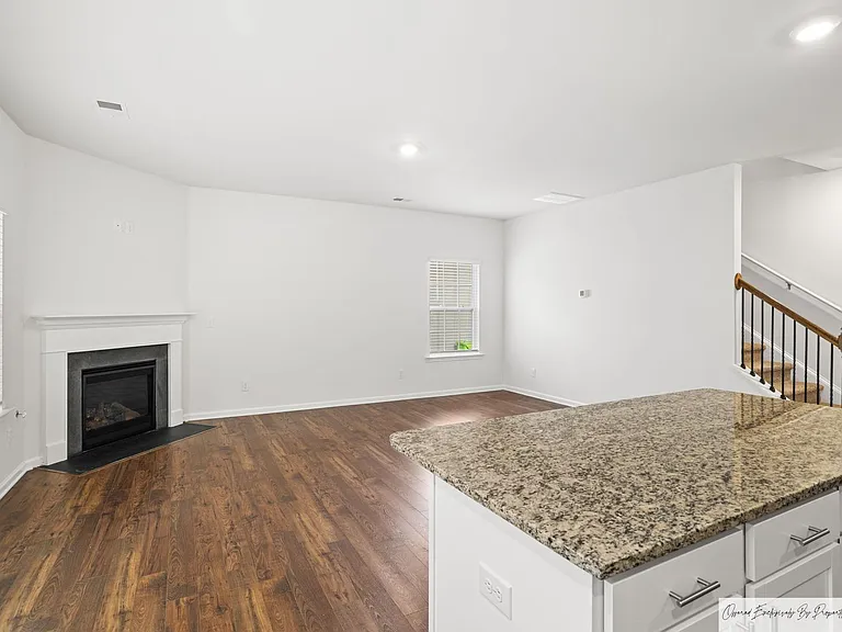 568 Stone Hollow Dr — Photo 9