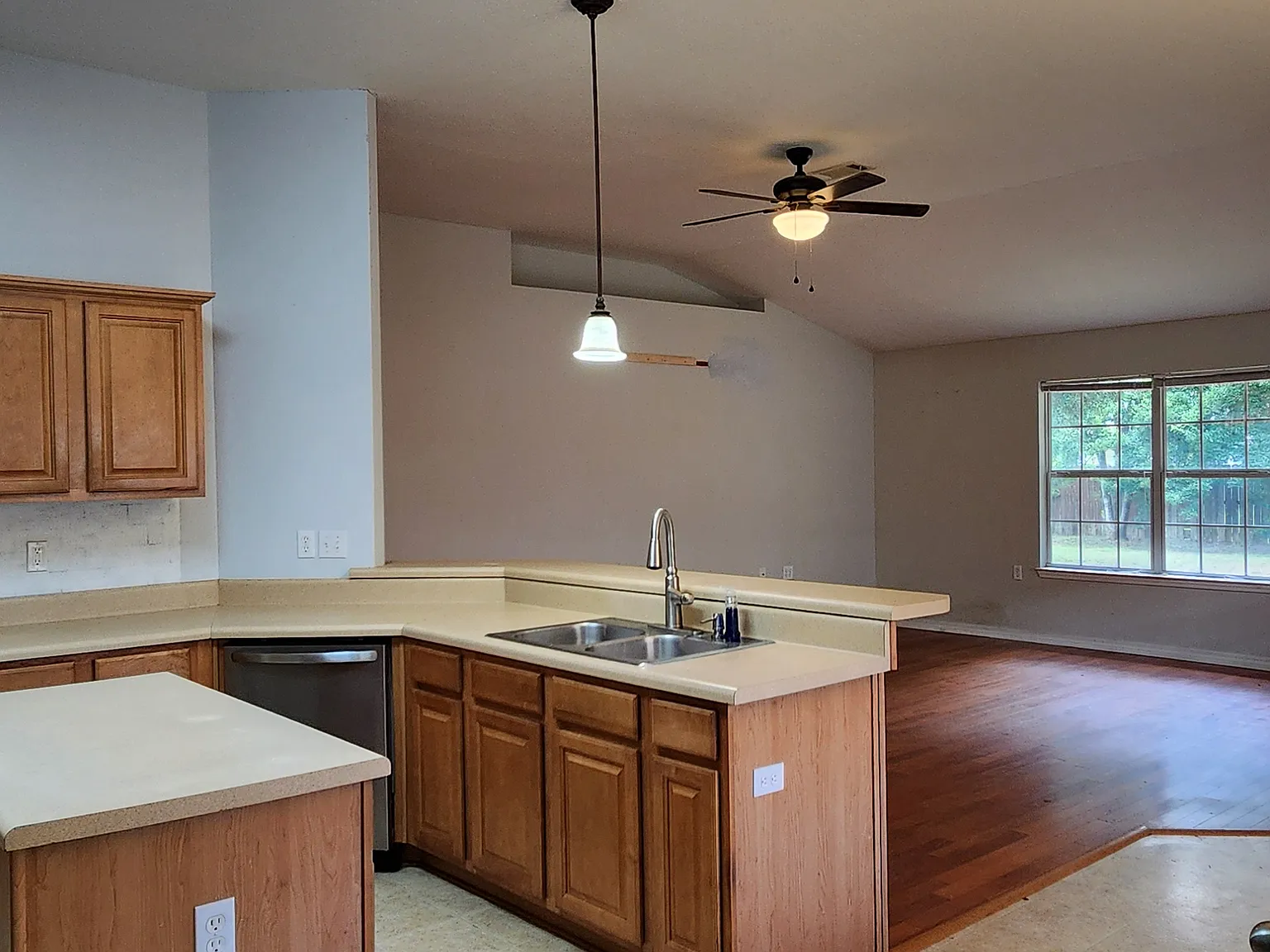4 bed, 1793 sqft, $2,100 — Photo 2