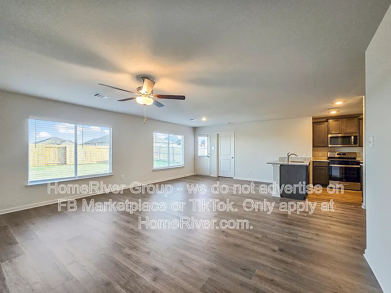 3 bed, 2.0 bath, 1318 sqft, $2,045 — Photo 4