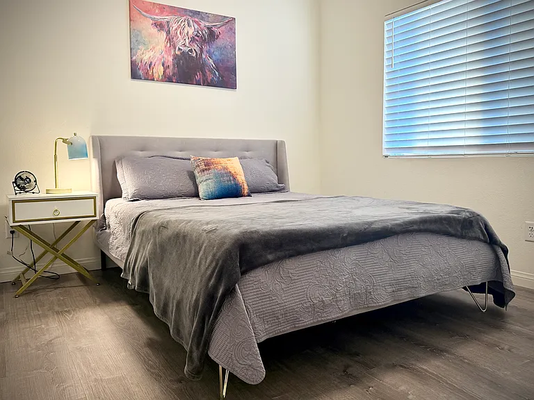 10x10 bedroom with new queen memory foam bed & plenty of closet spaces.