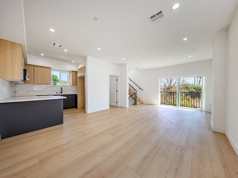 2847 S. Victoria Ave — Photo 18