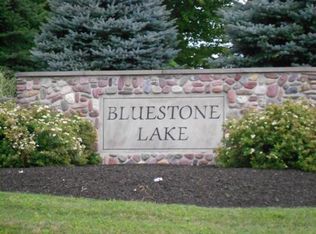 10807 Bluestone Lake Dr, Mantua, OH 44255