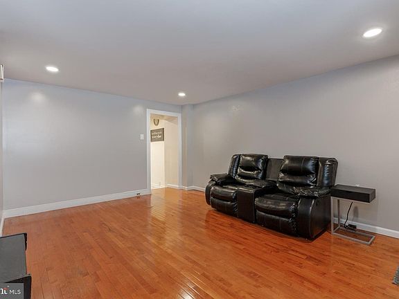 5th image of 108 Roxborough Ave