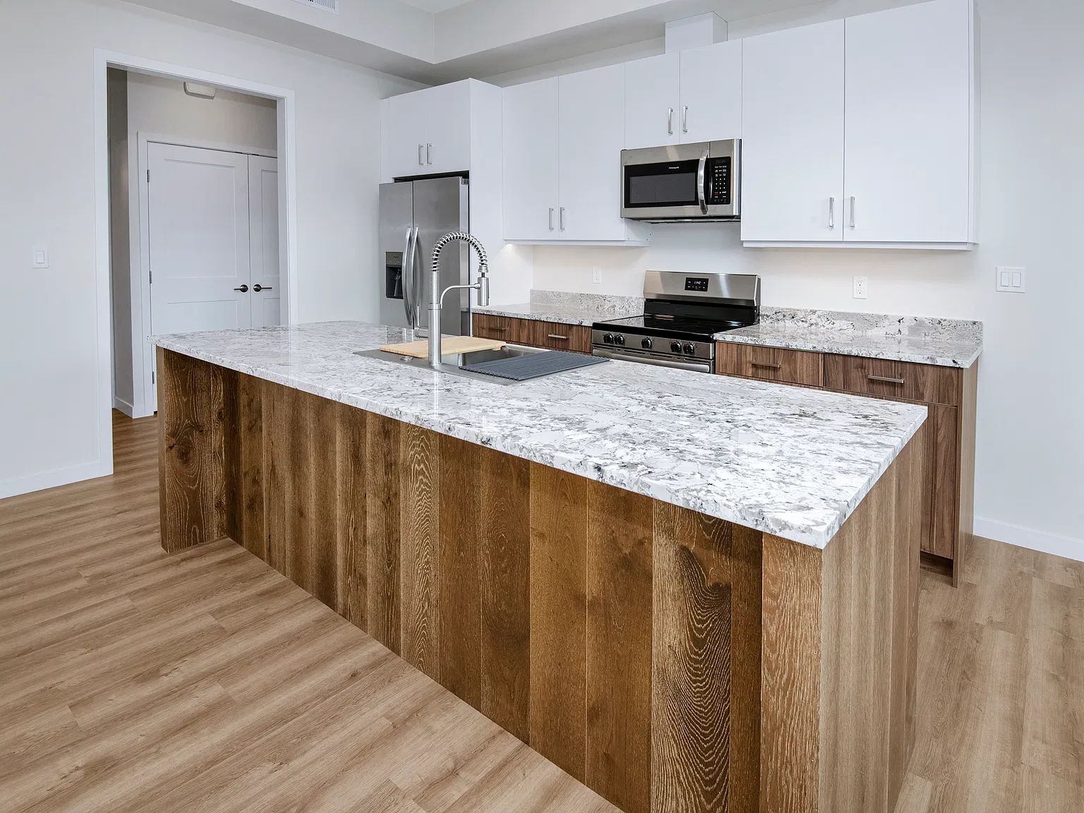 2 bed, 1010 sqft, $3,200 — Photo 1