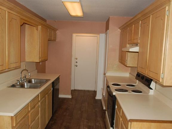 3rd image of 313 Briar Cir E