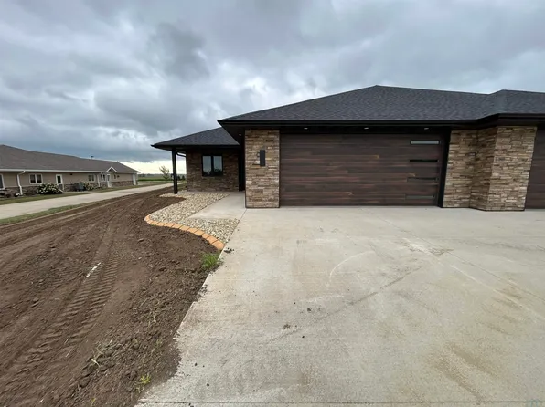 2075 Riviera Rd, Sioux Center, IA 51250