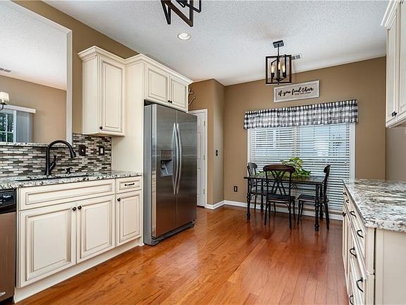 4th image of 129 Wallnut Hall Cir