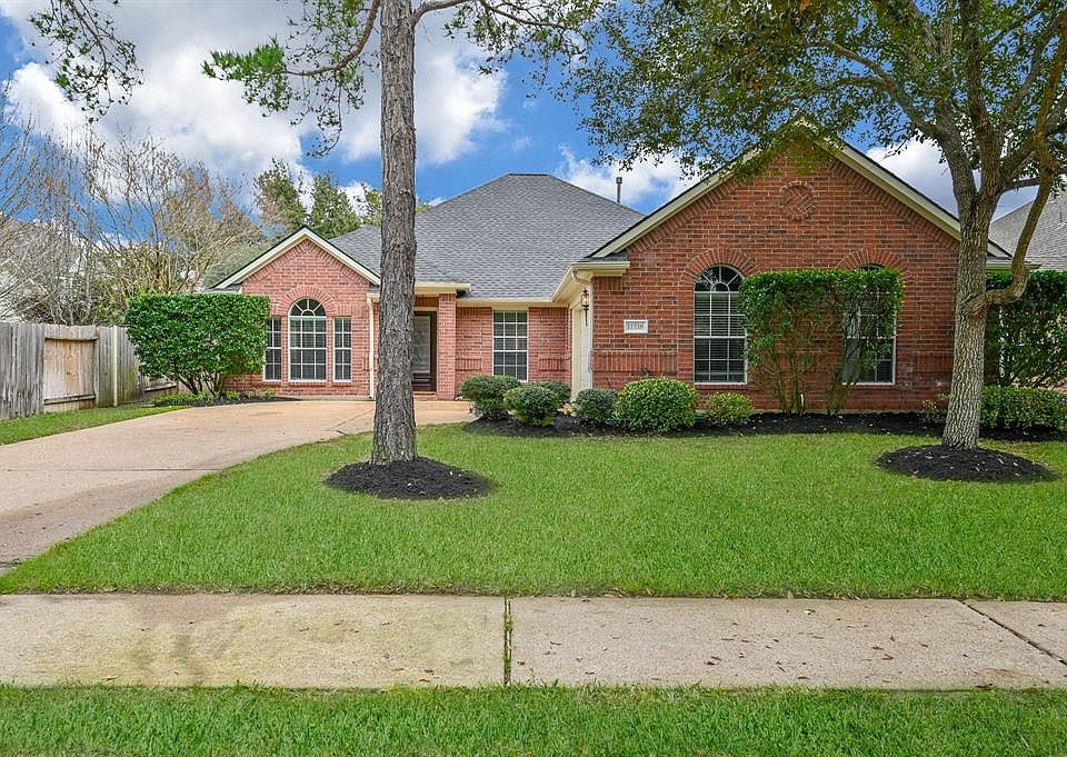 Recently listed and will sell fast. Welcome to 11518 Amber Canyon Drive, in beautiful Houston, Texas!