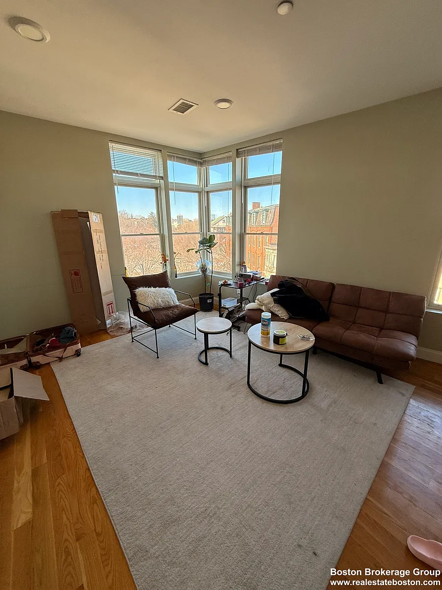 Building Photo - 10 Roxbury St #7