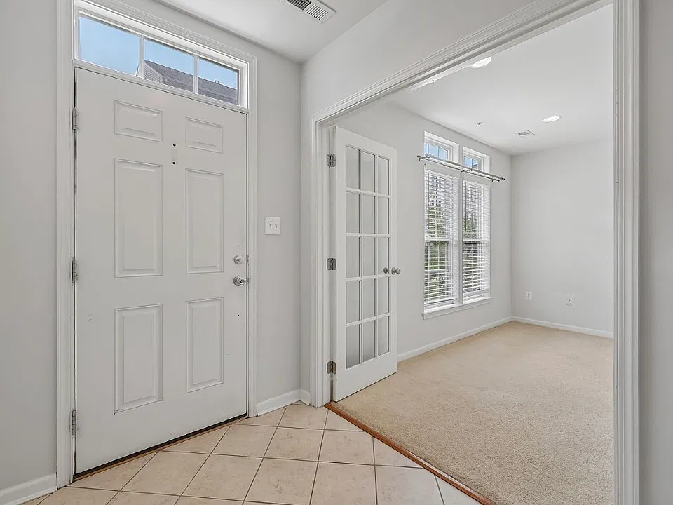 7644 Sandhurst Ln