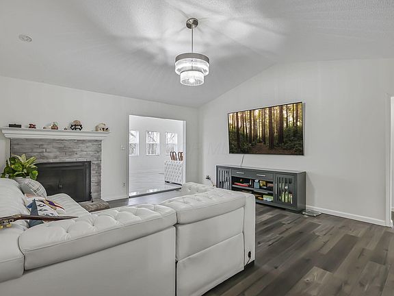 5th image of 384 Sandburr Dr