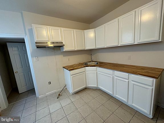 3rd image of 1383 Narragansett St