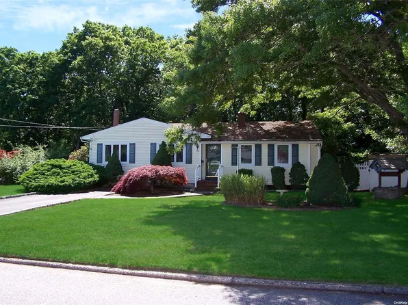 95 Fawn Lane E, South Setauket, NY 11720