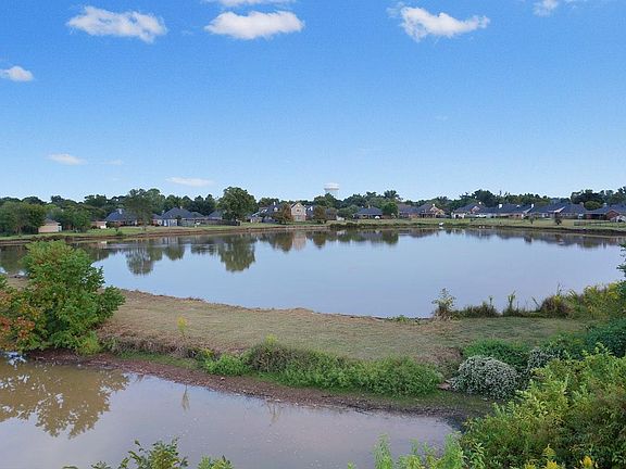 4th image of 2114 Surrey Ln