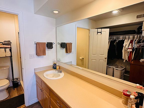 5th image of 1559 N Riverside Ave #9