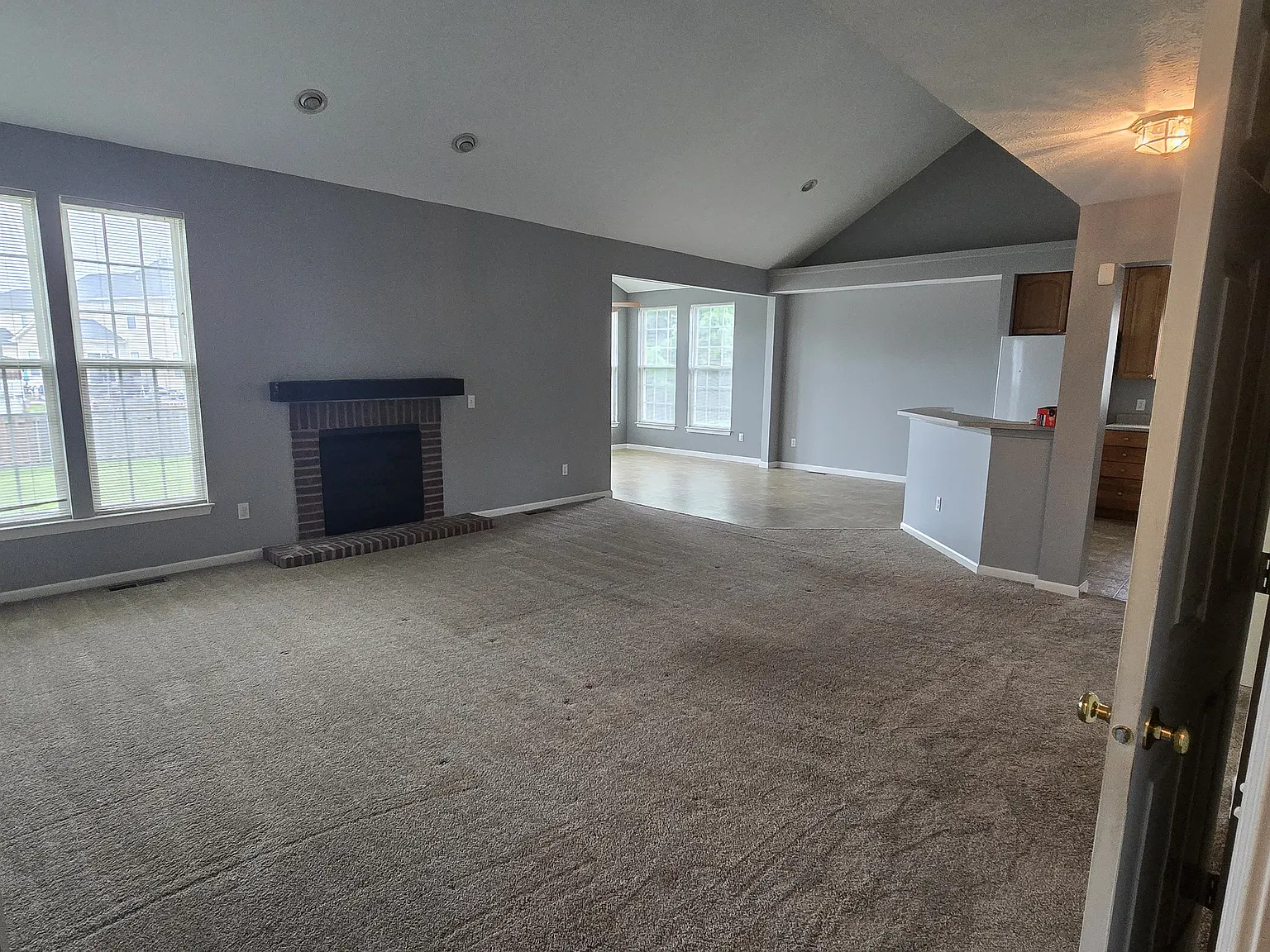 3 bed, 2.5 bath, 2650 sqft, $2,800 — Photo 3