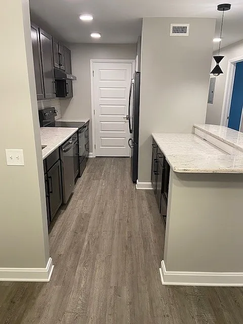 Country Club Apartments — Photo 2