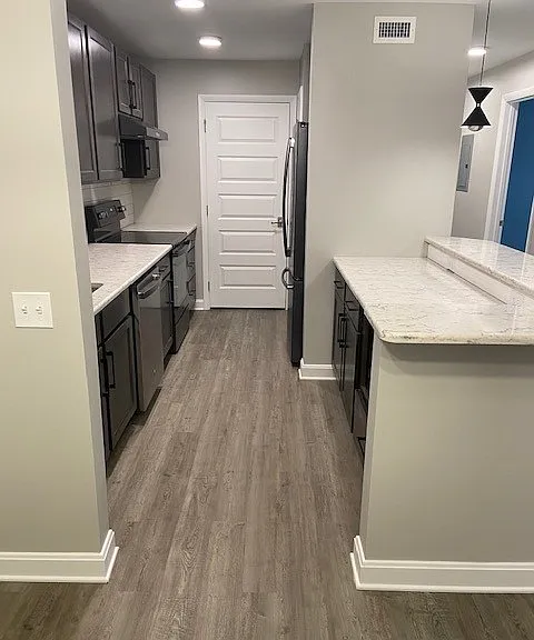 Country Club Apartments — Photo 2
