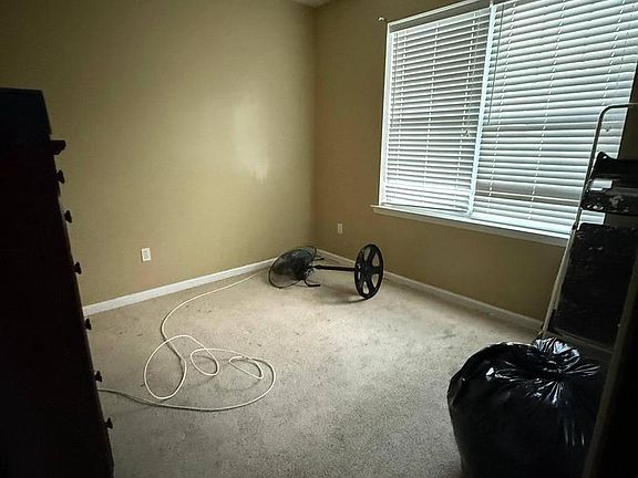 4th image of 266 Hawthorne Ln