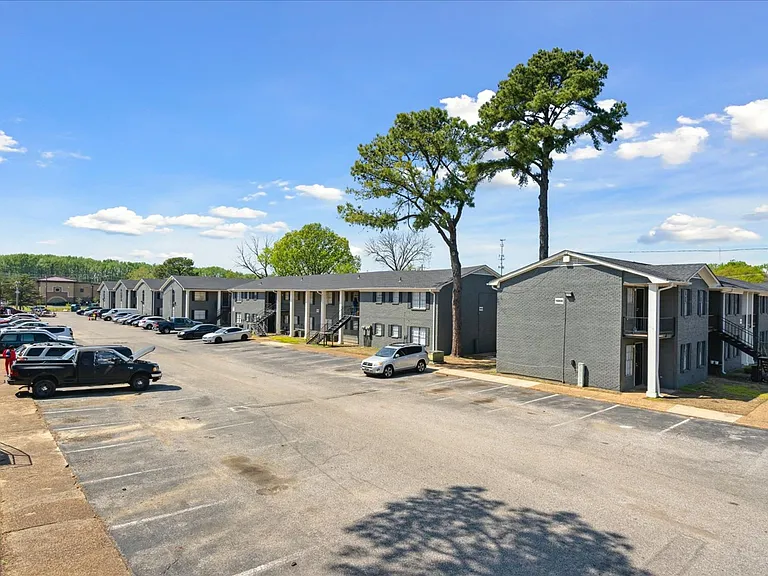 Graceland Pointe Apartments: Modern Style, Excellent Value in Memphis — Photo 13