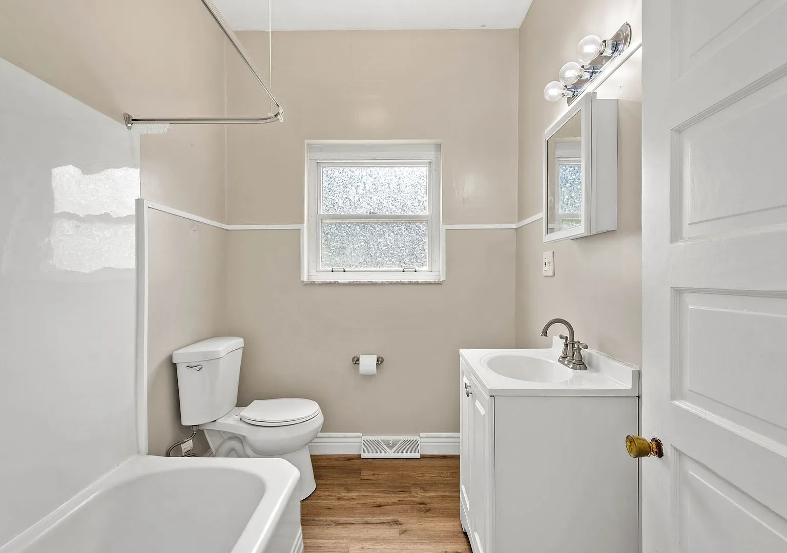 Score 50% Off 1st Month's Rent If Signed By August 28! Stunning 3 Bed, 2 Bath Home In Ambridge Av... — Photo 2