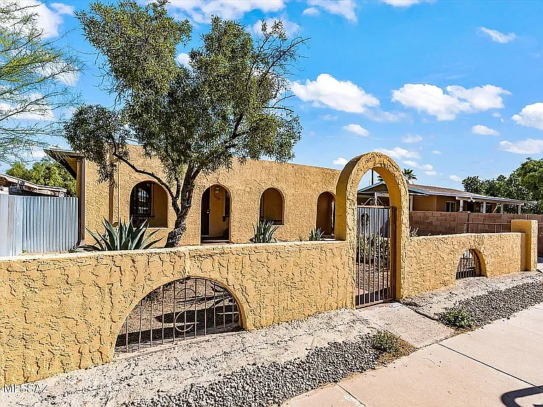 3 bed, 1098 sqft, $2,100 — Photo 3