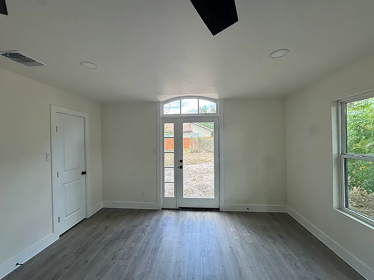 535 Austin St — Photo 11