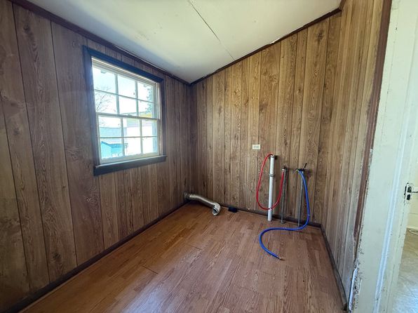 6 E Jackson St, Ware Shoals, SC 29692