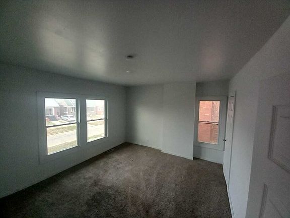4th image of 75 Waverly St