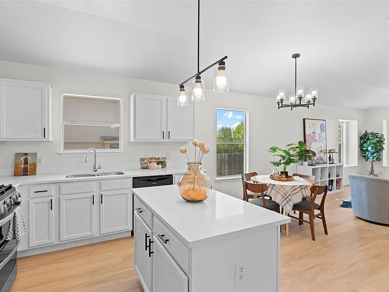 406 Covent Dr — Photo 8