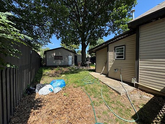 3rd image of 826 S Park Ave