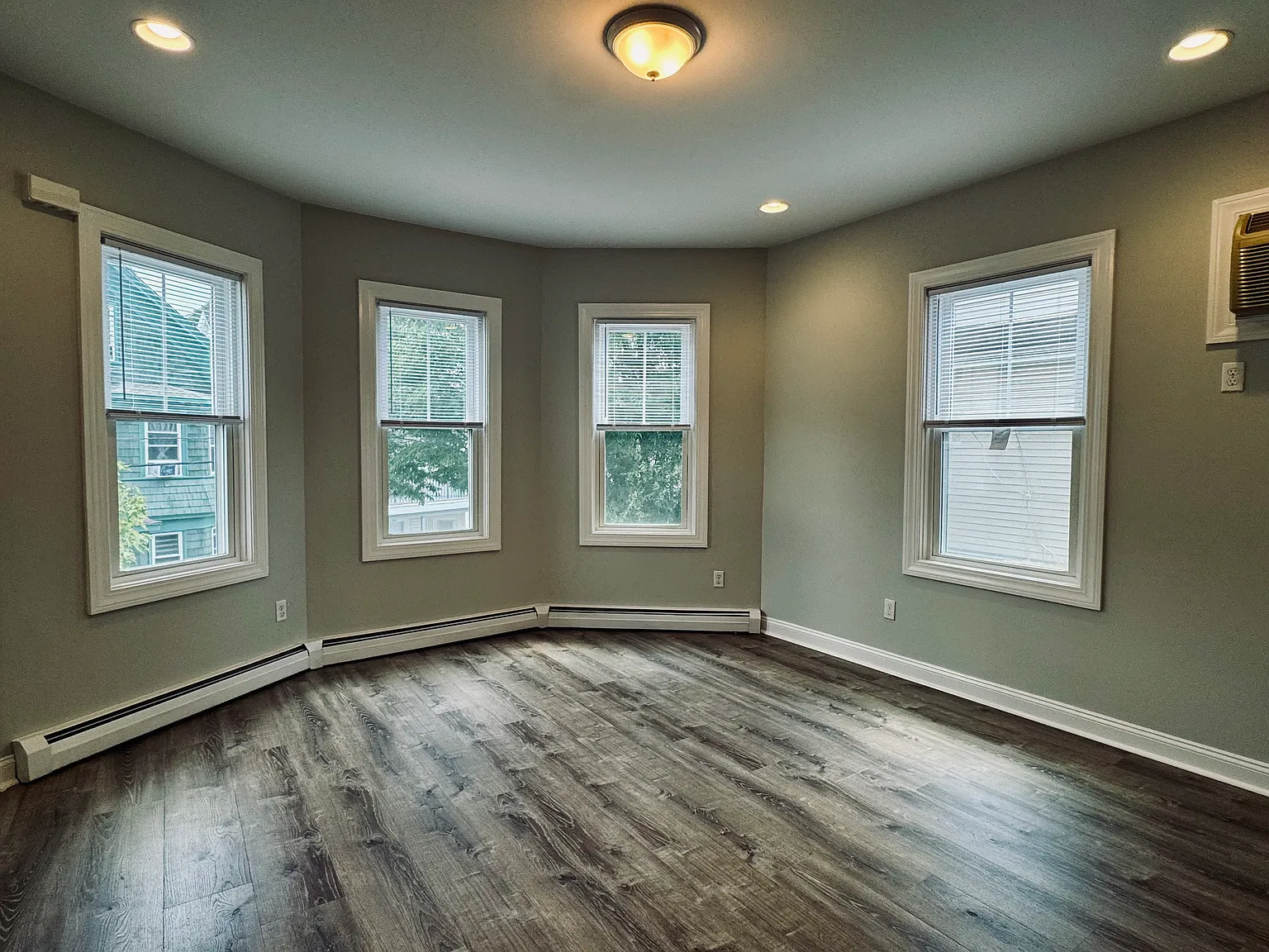 3 bed, 1000 sqft, $2,400 — Photo 3