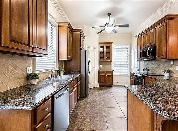 5th image of 804 Dupre St