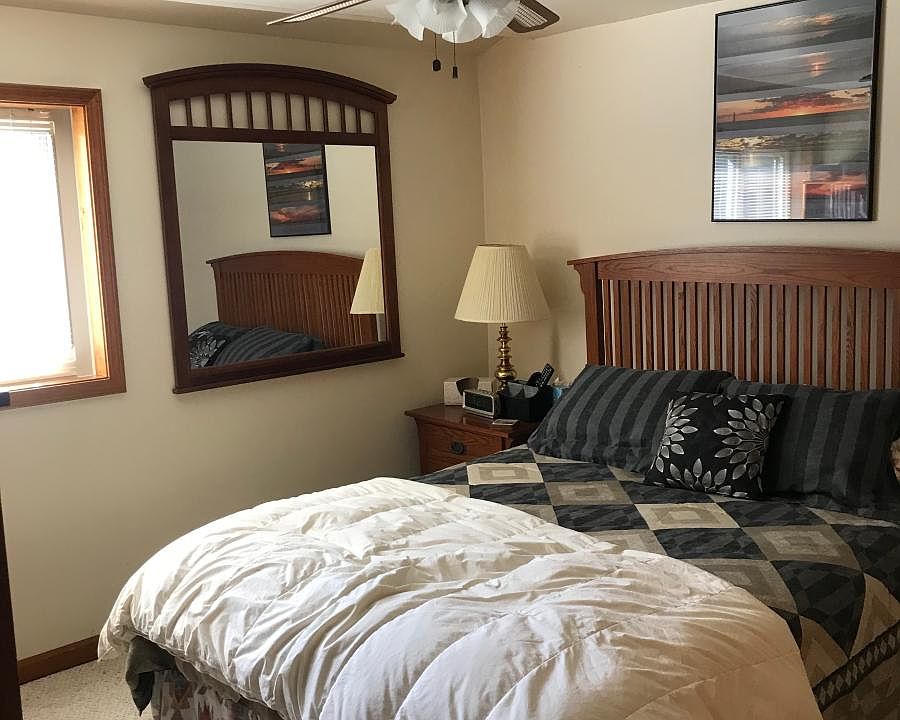 #1 Bedroom w/Queen Bed