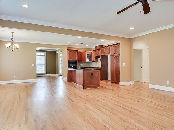 5th image of 930 Woody Hill Cir