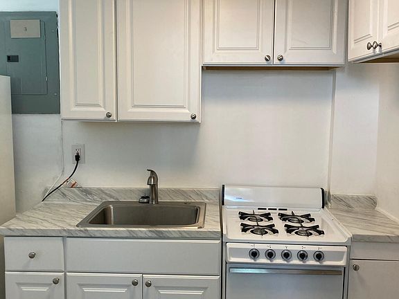 Kitchen (newly renovated)