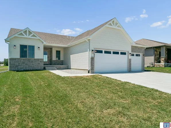 9101 Castle Pine Dr, Lincoln, NE 68516