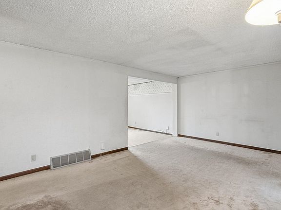 5th image of 1495 Glenwood Dr