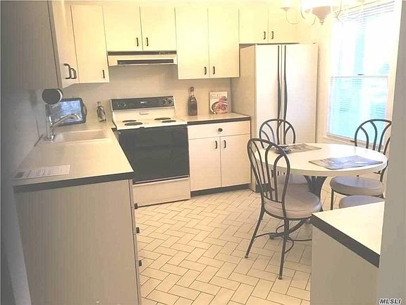 3rd image of 62 Chippendale Dr