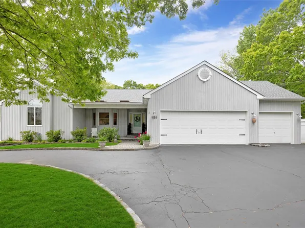128 San Juan Drive, Hauppauge, NY 11788