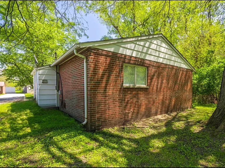 1088 Hobart St — Photo 4