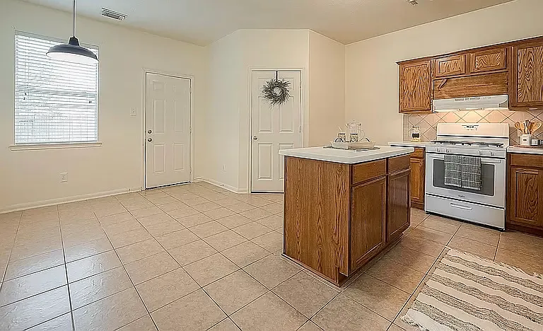 3 bed, 1558 sqft, $1,850 — Photo 3